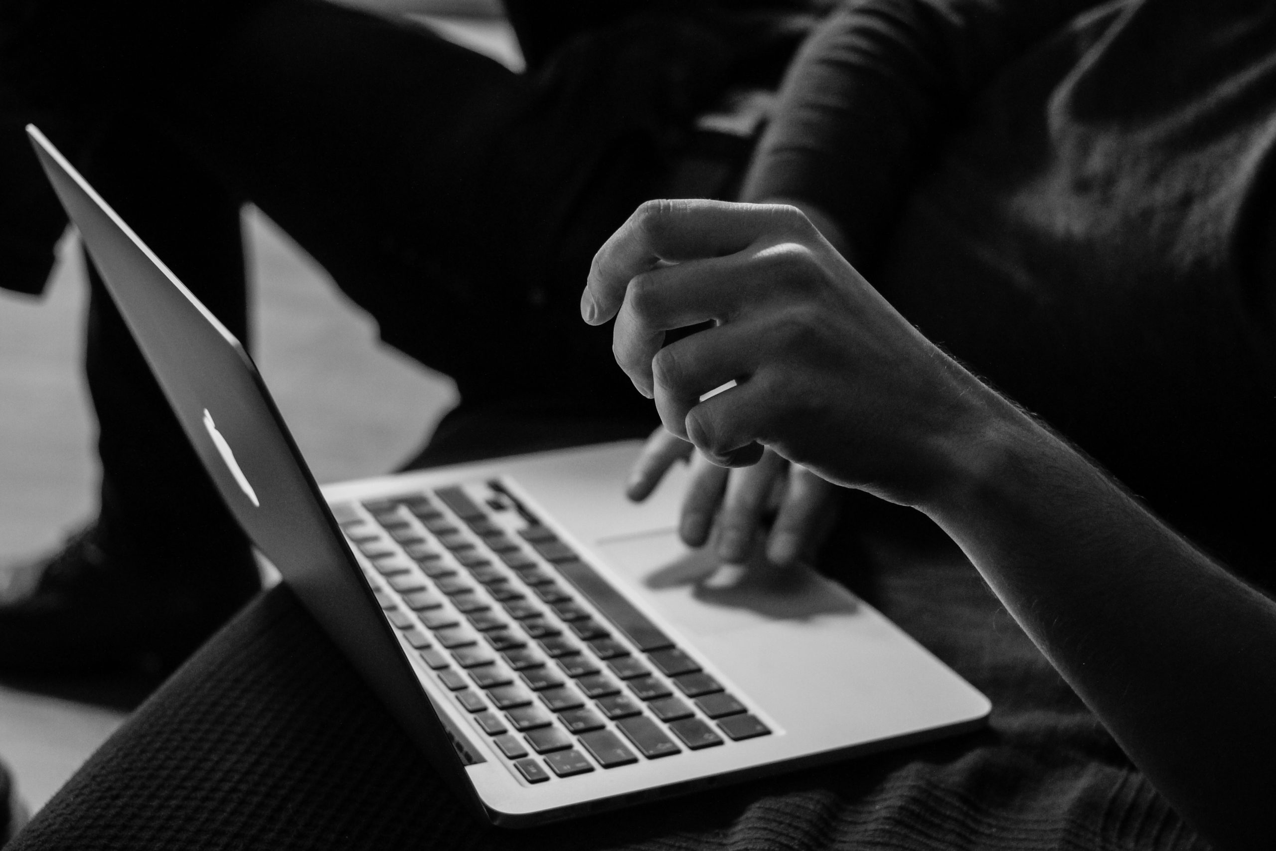 Primo piano di una mano che digita su un laptop